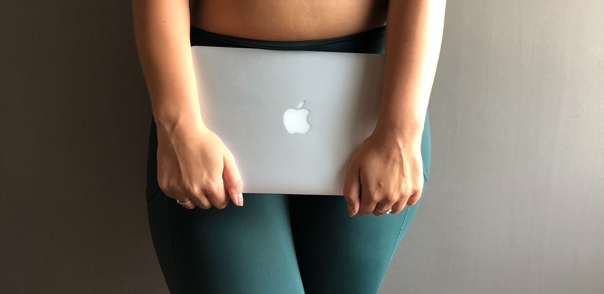 MacBook Air - Whats in our Bags 